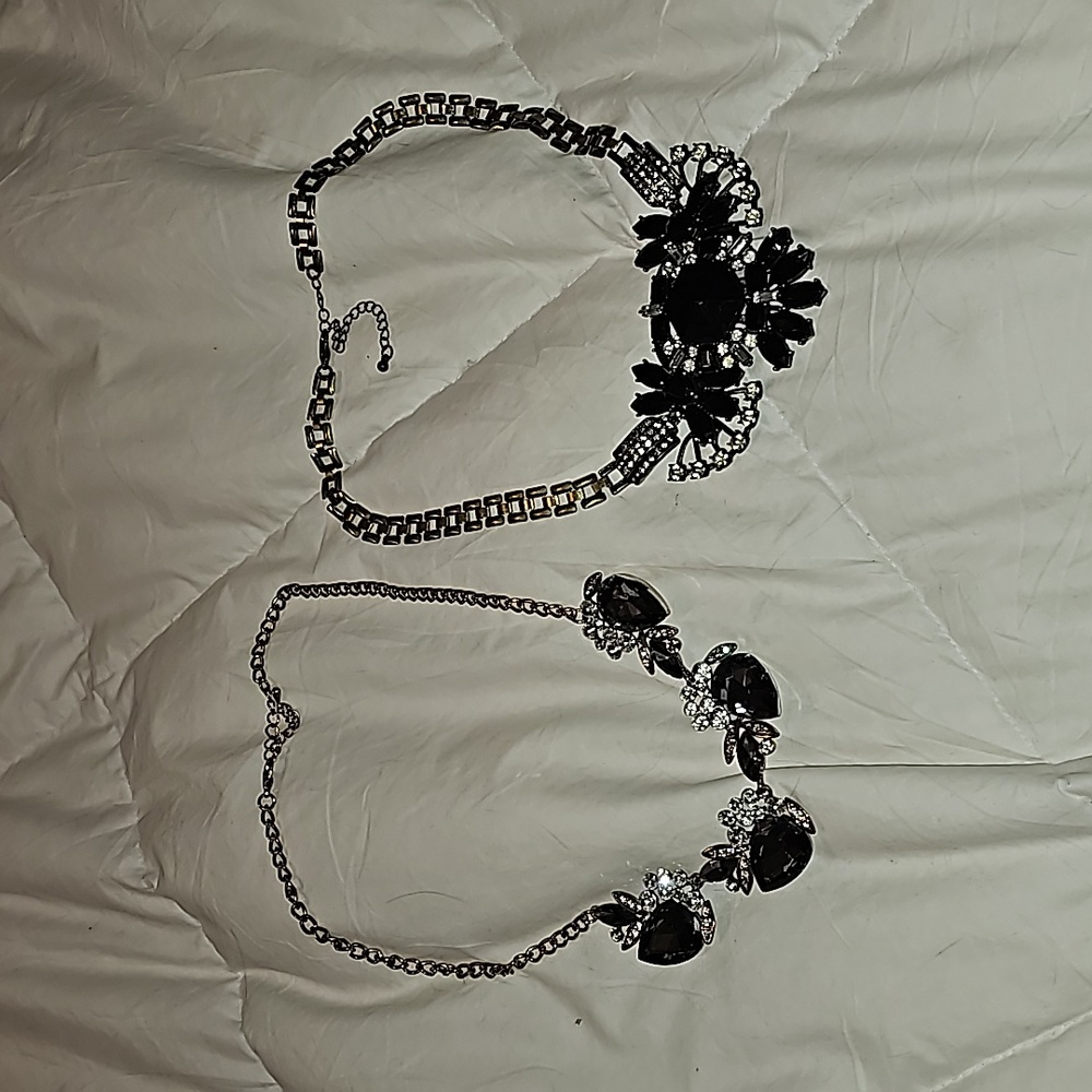 Womens set of 2 pieces of Costume jewlery. Gorgeous necklaces
